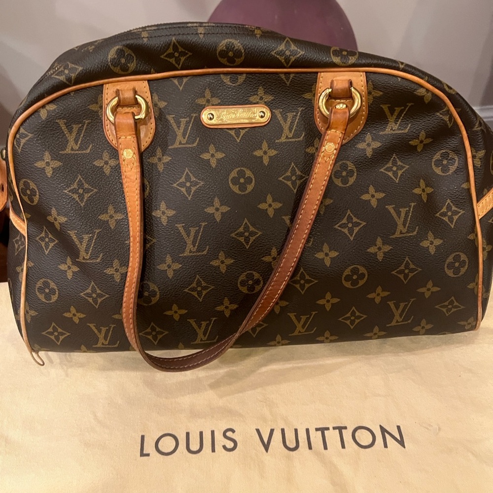 100% Authentic vintage Louis Vuitton monogram shoulder bag. Worn.